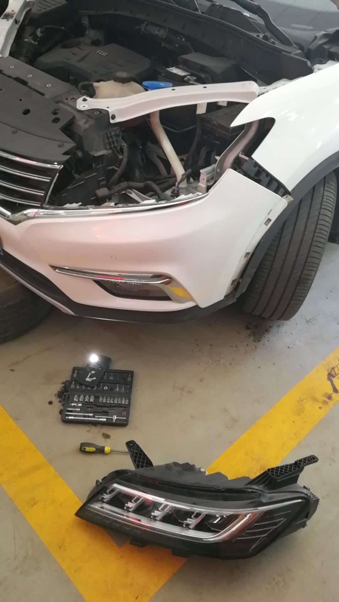 汽车大灯裂纹，怎么修理