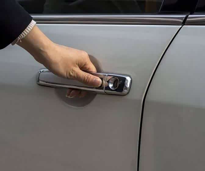 汽车大门有钥匙但拧不动打不开怎么办？