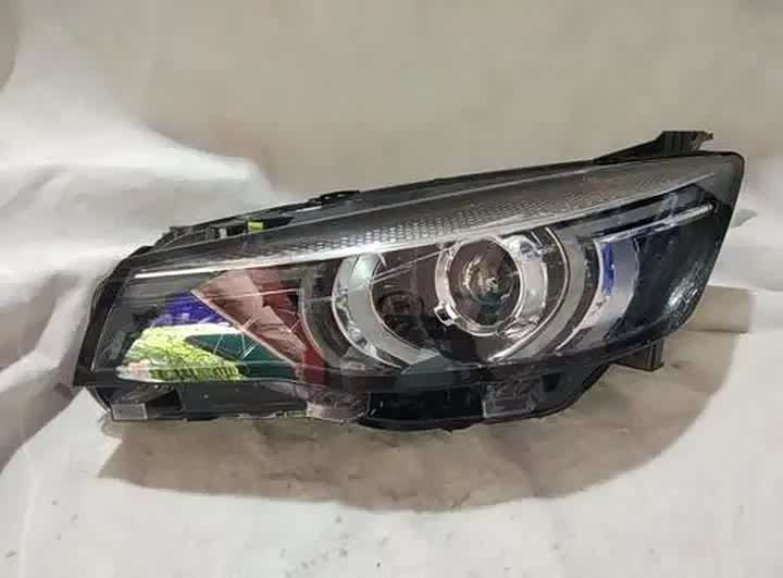 汽车大灯频闪怎么解决？是灯泡问题吗？